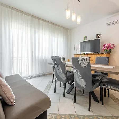 Cozy In With House Sea View Apartment