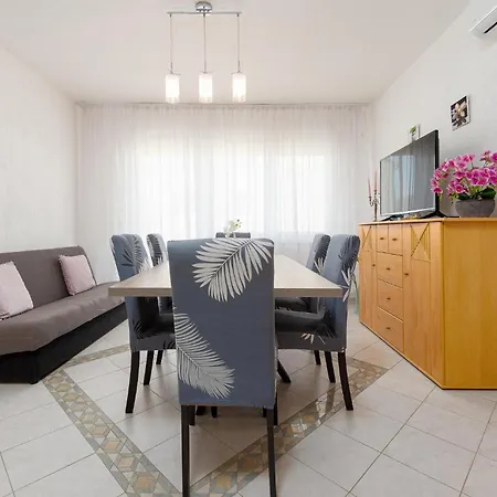 Apartment Awesome Apartment In Zadar With Wifi *